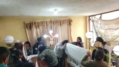 Una madre y su hijo encontraron la muerte a pocos metros de su casa. Su otro hijo está hospitalizado y su esposo detenido, tras accidente