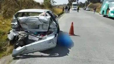 Muere un hombre de 77 años en accidente de tránsito en Colta. Viajaba en un auto que chocó con un bus de Transportes Patria. Hay 3 heridos