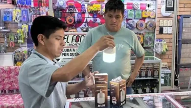 Se presenta un incremento en la venta de focos recargables y velas en Riobamba.