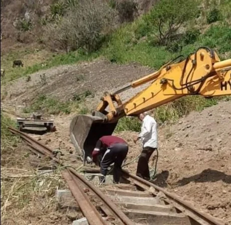 Trabajos de nivelación de la línea ferrea en Alausí.