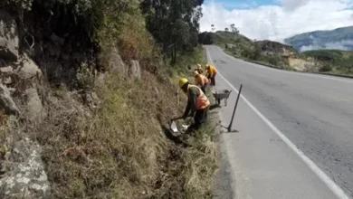 Vía San Juan-El Arenal en Chimborazo recibe mantenimiento, según el gobernador.