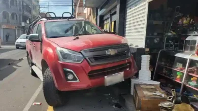 Una camioneta chocó a 3 vehículos y huyó como si nada. Afectación es grande. Quienes supieron de los siniestros quedaron preocupados