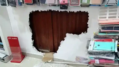 5 delincuentes hicieron un hueco en la pared y se robaron 80.000 dólares en Riobamba. Señal Phone Store fue la empresa afectada