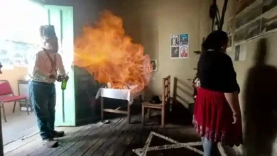 Juan Uzhca resuelve problemas con conjuros, amuletos y baños. Este Yachak Condorazo Puruhá afirma que hay charlatanes y oportunistas