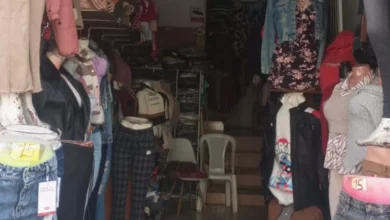 Comerciantes riobambeños se preparan para la época de Navidad.