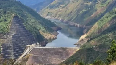 Paneles solares flotantes en el embalse de Mazar