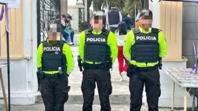 Venta de uniformes policiales sin regulación en Ecuador.