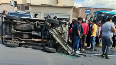 n carro tipo mini van se volcó tras choque en Riobamba. Al parecer, el irrespeto a las señales ocasionó el accidente de tránsito