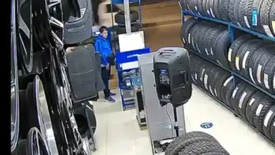 Robaron 2 baterías de carro de local por la Cárcel. Una cámara de seguridad captó al delincuente en acción, tras un descuido del propietario