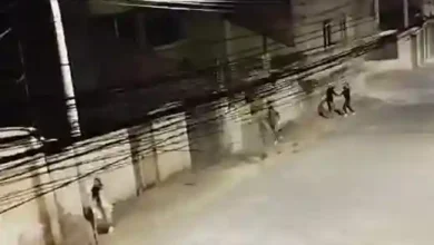 2 motociclistas roban y hieren con cuchillo a jóvenes universitarios que estaban sentados conversando entre las calles Guayaquil y Quito