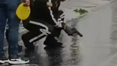 Un valiente policía evitó robo y dejó a un delincuente herido entre las calles Primera Constituyente y Zambrano, de Riobamba