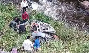 Cinco fallecidos y heridos tras caída de camioneta en Ambato