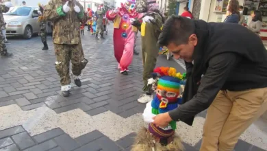 En Riobamba se registra más de 1.200 pases del Niño que recorren las calles todos los años con banda y grupos de danza.