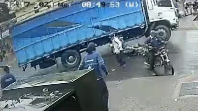 Pareja de adultos mayores muere arrollada por camión en fuga