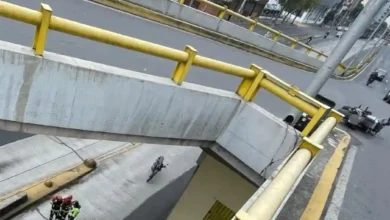 Una persona falleció tras caer en moto de un puente en Quito