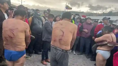 Justicia Indígena se aplicó a 3 personas por presuntamente robar ganado en el cantón Colta. Además se incineró el camión en que se movilizaban