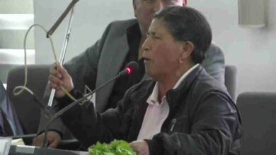 En Riobamba ortigan a alcalde y concejales durante sesión en vivo