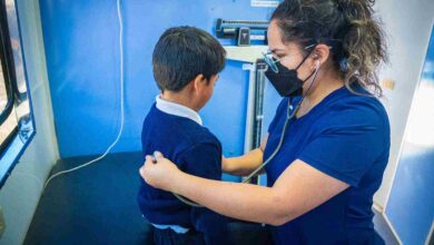 Furgones llevan atención médica gratuita a parroquias rurales