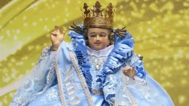 El Niño Rey de Reyes de Santa Rosa saluda a su pueblo de Riobamba en el tradicional 'Pase'. Se recomienda tomar vías alternas