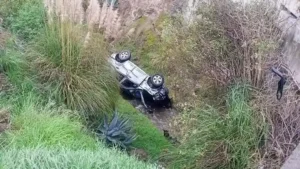 Automóvil cayó de un puente en Alpamalag, cantón Pujilí