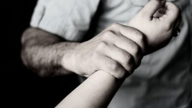 Dos hombres embriagan y violan a niña de 11 años