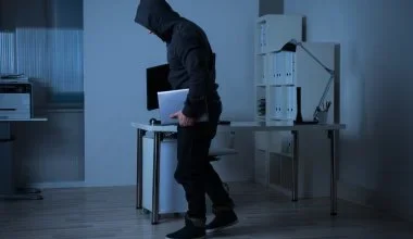 4 hombres encapuchados entraron a robar en una casa de Riobamba. Se llevaron más de USD 3.000 en joyas, documentos y artículos varios