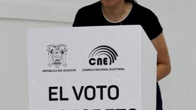 Luisa González votó en Chone y pidió resguardar los votos