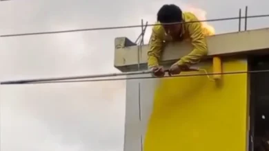 Un hombre muere electrocutado mientras pintaba una casa en la ciudad de Latacunga. En vídeo quedó grabada la tétrica escena