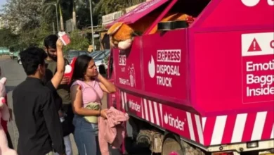 Tinder habilita un camión de basura para botar los regalos de tu ex