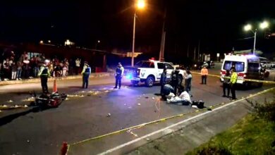 Muere motociclista tras impacto contra un camión.