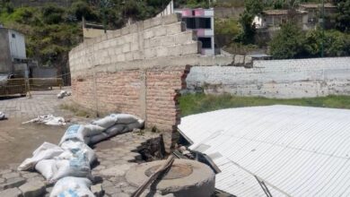 Calle La Floreana, en Ambato, está a punto de colapsar.