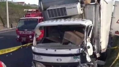 Accidente entre bus y camión deja una persona muerta