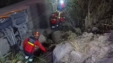 Bus con 22 pasajeros se volcó en la vía Ibarra dejando 5 heridos