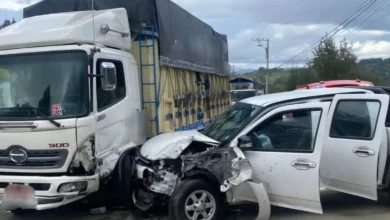 Un accidente de tránsito dejó un joven de 28 años herido en Guamote. Camión y camioneta se dieron duro. Intervinieron Policía y Bomberos