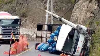 Camión se chocó con una peña en Píllaro.