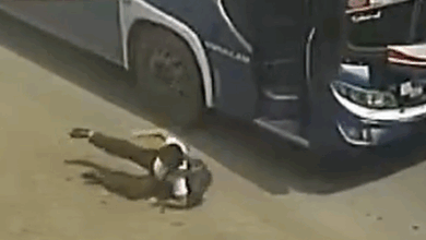 Controlador empujó a niño de un bus y casi muere atropellado