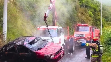 Carro se incendia en Patate tras chocarse y volcarse en la vía.