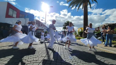 El pregón de fiesta de la Unidad Educativa Nuestra Señora de Fátima se tomó calles de Riobamba, que aplaudió su talento y alegría