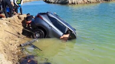 Carro cayó a un pozo de sal y dejó tres muertos