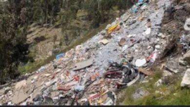 La basura ya llega a la vía en el Paso Lateral sur de Ambato.
