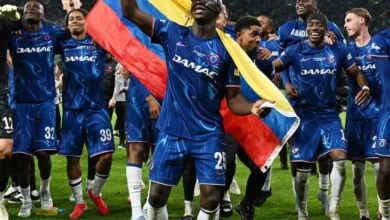 Moisés Caicedo celebra la Conference League al ritmo de Jombriel.