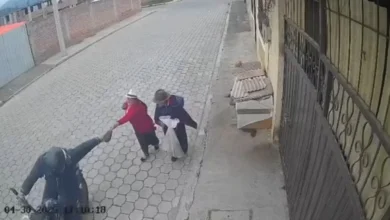 Un hombre en moto robó a 2 mujeres indígenas en Riobamba. Las ve desde la esquina, las sigue y arrancha la cartera en cuestión de segundos