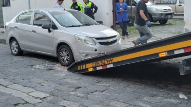Carro retenido por estacionarse en un garage de Riobamba