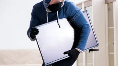 Delincuentes robaron televisor de cafetería de Riobamba