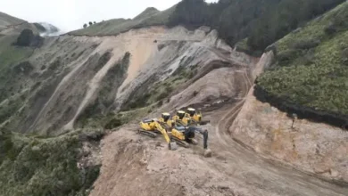 FFAA y Explocen contribuyen en apertura de vía Pangua - Ambato.