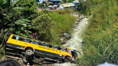Hombre muere tras caída de bus escolar en Balsapamba