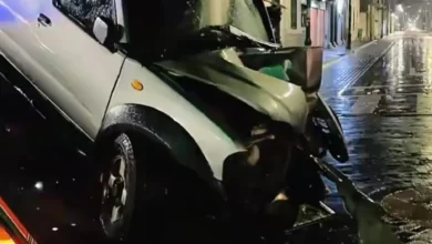 Carro se chocó contra muro en la Catedral de Riobamba