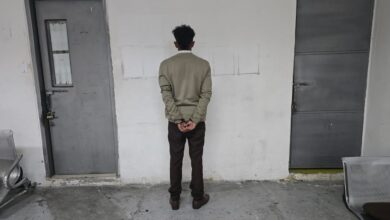 Encuentran pistola a estudiante tras pelea afuera de un colegio