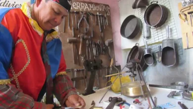 Hojalatería revive en Riobamba con caretas del diablo de lata