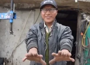 Hombre con seis dedos demuestra habilidad mecánica